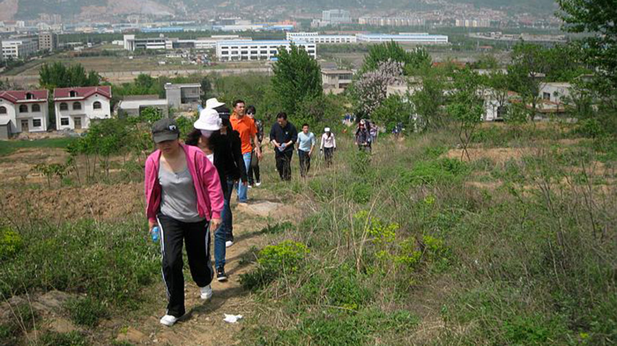 公司舉辦慶“五一”迎“五四”登山尋寶活動